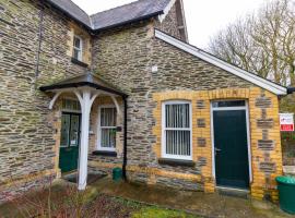 Old School B & B, B&B in Llandysul