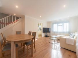 Pass the Keys Stylish 2 Bedroom Family Home, holiday rental in Worcester Park