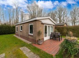 Modern holiday home in Baarland with terrace, hôtel à Baarland