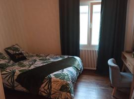 Petite maison de bourg proche A84, hotel with parking in Ducey