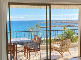 Le Garavan-vue mer-plage-clim-terrasse، فندق في مينتون