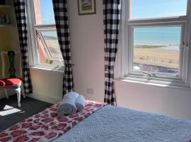 "The Parlour" Seafront Apartment, apartment in Eastbourne