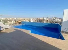 Magnifique Appartement avec PISCINE sur le toit, 3 Chambres, 4 Salles de Bain, Gym, Terrasse, Cuisine locale & nettoyage quotidien LUXURY & COMFORT in ALMADIES