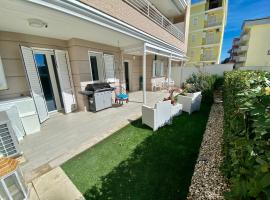 Appartamento al mare con giardino, spiaggia e piscina, hotel in Alba Adriatica