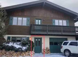 Cozy Cabin Condo by the Mountain, 5mins to skiing!