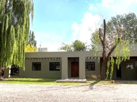 시우다드 루한 데 쿠요에 위치한 호텔 Casa en callejón privado en Chacras de Coria con bicicleta