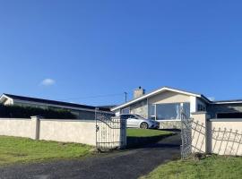 Ballyliffin bungalow with stunning beach views，位于巴利利芬的简易别墅