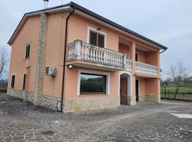 Immaculate 4-Bed House in Cassino Villa Aurora, hotel u gradu Kasino