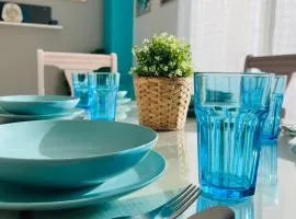 APARTAMENTO SITUADO EN EL CENTRO CON 3 HABITACIONES, DISPONE DE AIRE ACONDICIONADO Y WIFI A 150m DE LA PLAYA Y EL CASTILLO