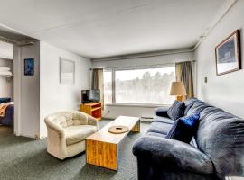 Stowe Condo with Deck and Mountain Views!, Ferienwohnung in Stowe