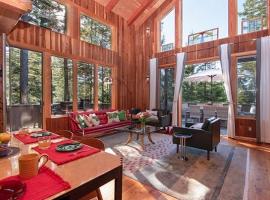 The Sonoma Treehouse Home, hotel di Valley Crossing
