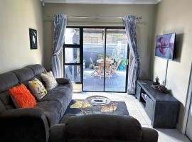 Cosy Family Home with BBQ Area and Stunning Patio，開普敦Killarney Race Circuit附近的飯店