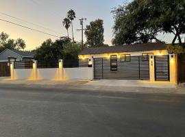Gated private house with own parking Sherman Oaks – dom wakacyjny w mieście Van Nuys