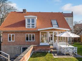 Beautiful Home In Dyssegrd With Kitchen, villa i Søborg