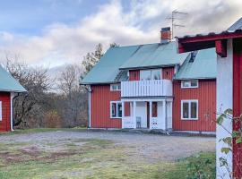 Stunning Home In Valdemarsvik With 3 Bedrooms And Wifi, hotell i Valdemarsvik