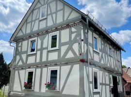 Rosehill Cottage 1699 - Stilvolle Ferien Berge & Seen, hotel with parking in Eisemroth