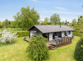 Beautiful Home In Bog By With Kitchen, vakantiehuis in Bogø By