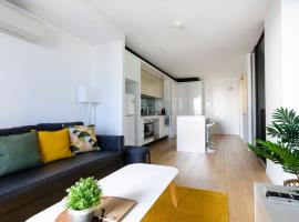 2BR CBD pad, city views, free parking, pool, gym