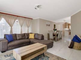 The Cycad. 4-Bed Home next to Clearwater Mall, hotel a prop de Rock Cottage Shopping centre, a Roodepoort