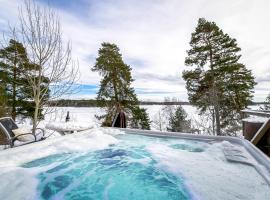 Relaxing Lake Oasis with Jacuzzi - Amazing view & Private Pier, villa i Stockholm