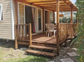 Bungalow des amis, glamping site in Le Grau-du-Roi