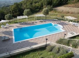 Villa Santoro al Paradiso Verde, Villa intera con Piscina, hotel com estacionamento em Caiazzo