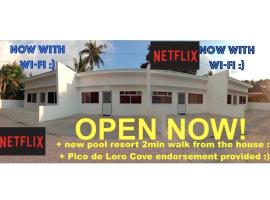 2BR townhouses good for 12pax each & NETFLIX & 100Mbps WIFI & pool resort 2min walk & 3km outside Pico de Loro Cove & Calayo Cove - with Endorsement for Pico de Loro Cove daytour & Boat-Tour & Island Hopping assistance, căsuță din Nasugbu