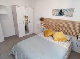 Nuevo apartamento en la playa de Castelldefels!, hotel com estacionamento em Castelldefels