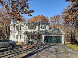 Fantastic Poconos home w/ Fireplace + More!!!, מלון זול בLong Pond