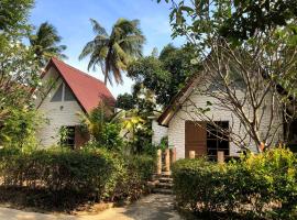 Blue Beach Resort, guest house in Baanphakrimlay 