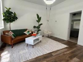 Luxury 2BR within walking distance to Nightlife!!, hotel en Covington