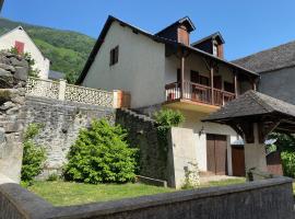 Maison complète au coeur du village, khách sạn ở Urdos
