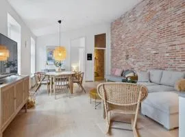 Central 3-bedroom apartment with huge terrace, including queen size beds