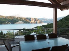 Vue imprenable sur Lac de Serre-Ponçon à Chorges : appt prestige 8 pers, hotel económico em Chorges