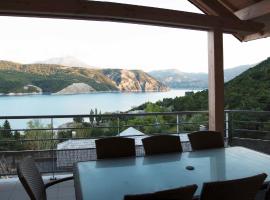 Vue imprenable sur Lac de Serre-Ponçon à Chorges : appt prestige 8 pers, hôtel à Chorges