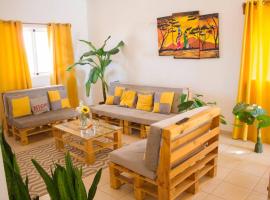 Cosy & Relax Yellow House 5mn walk from the beach!, beach hotel in Calheta Do Maio