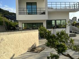 Oceans Explore Hostel, hotell med pool i Gr&ouml;na &ouml;n