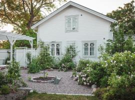 Vallby Cottage, hotel near House of Westerlund, Enköping