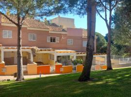 ADOSADO FAMILIAR, cabaña o casa de campo en Huelva