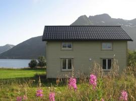 Charming house by the sea, Lofoten!，Laupstad的度假住所