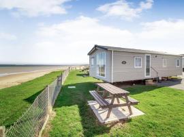 Castaways Holiday Park, holiday park in Bacton