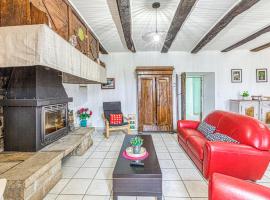 Gorgeous Home In Pierrefiche With House A Panoramic View，Pierrefiche的有停車位的飯店