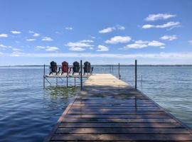 Paradise Waterfront Cottage (35 Min Drive From Toronto), Villa in Georgina