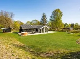 6 Bedroom Nice Home In Glesborg