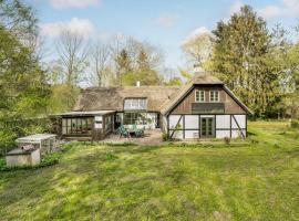 Beautiful Home In ster Ulslev With Kitchen – domek wiejski w mieście Sakskøbing