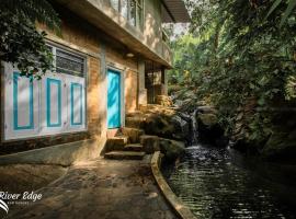 River Edge Eco Resort, hotel med pool i Kitulgala