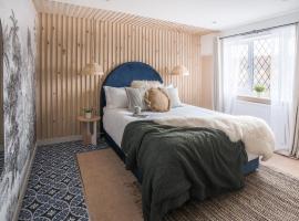 4-bed Cotswold getaway with hot tub & gaming room, povoljni hotel u gradu 'Churchdown'