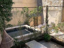 Maison atypique avec jardin et piscine, casa rústica em Cornillon