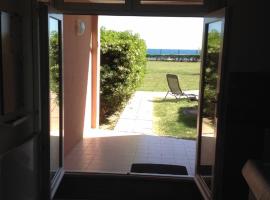 Grand studio bord de mer plus piscine, hotel with pools in Sète