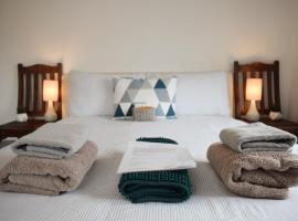 Charming Two Bedroom Apartment In Strawberry Hill – dom wakacyjny w mieście Twickenham